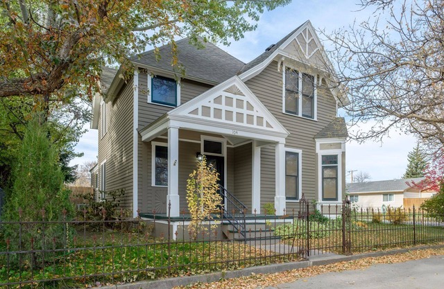Warren's House - Historic Victorian Style Home in Downtown Livingston!