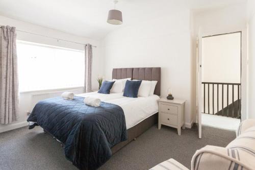 Warrington House, driveway parking & WiFi!