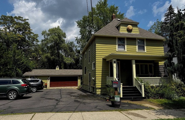 Washington House sleeps 7. Located in the lovely Historic Old West Side. Edge of downtown Ann Arbor