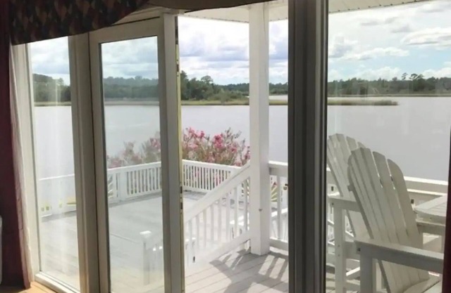 Water lovers paradise with exquisite views!