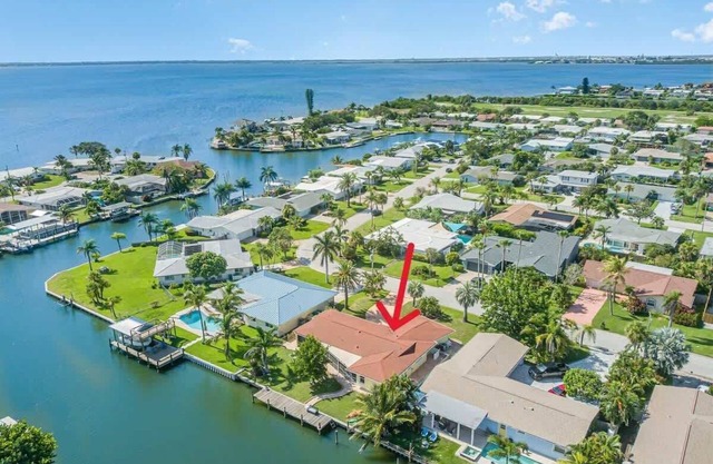 Water's Edge Retreat: 3B/2B Canal Front Home