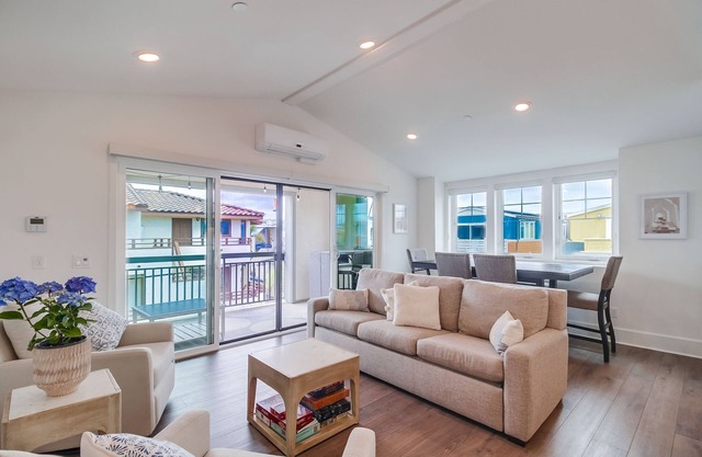 Water View Penthouse just 1 House to Bay!