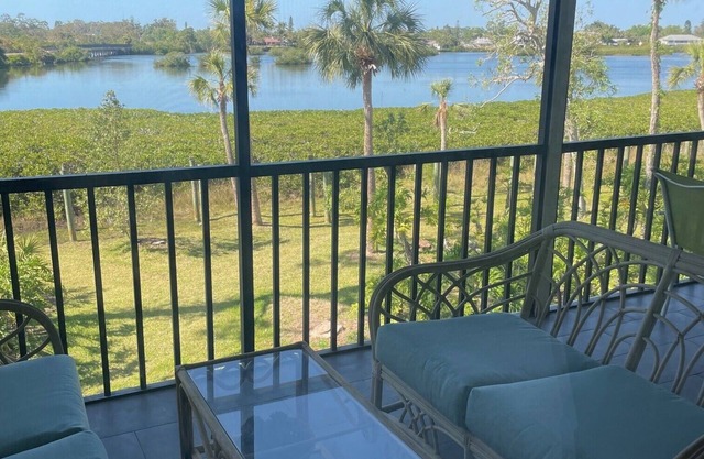 Water View Updated 2-Bedroom Condo in Venice