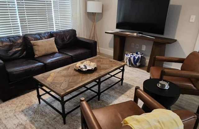 Watercress 2-bedroom/2 bath condo less that 2 miles to the stadium.