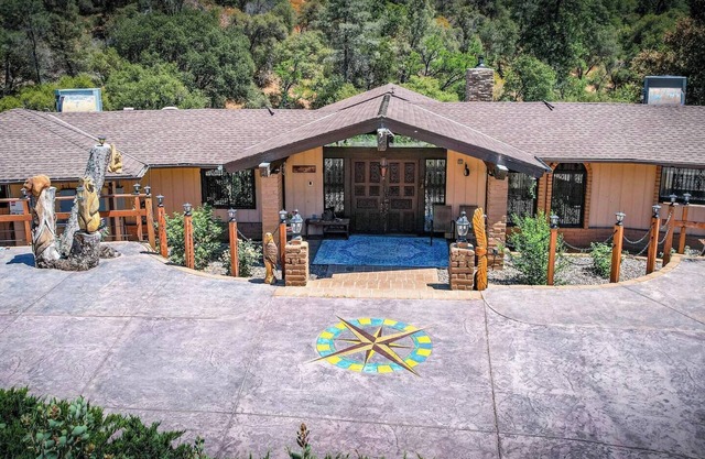 Waterfall View Retreat near Yosemite with Spas