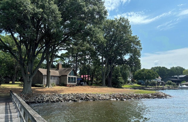 Waterfront Cabin: beach, hot tub, kayaks & panoramic lake views