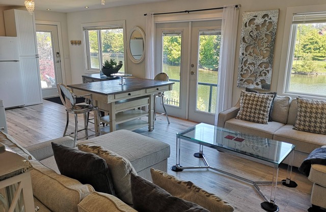 Waterfront 3 bdrm close to all amenities. Gorgeous Westcoast Waterfront