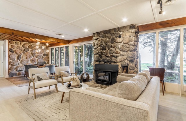 Waterfront All-Seasons Cottage, 15 min to Blue Mountain, Sleeps 10!