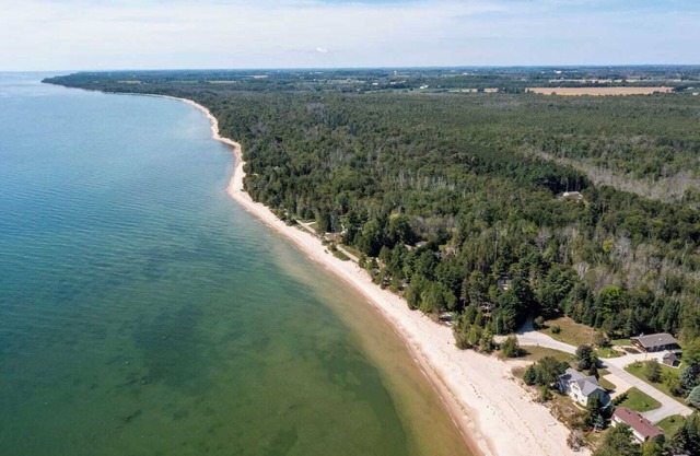 Waterfront - Bee's Lake House