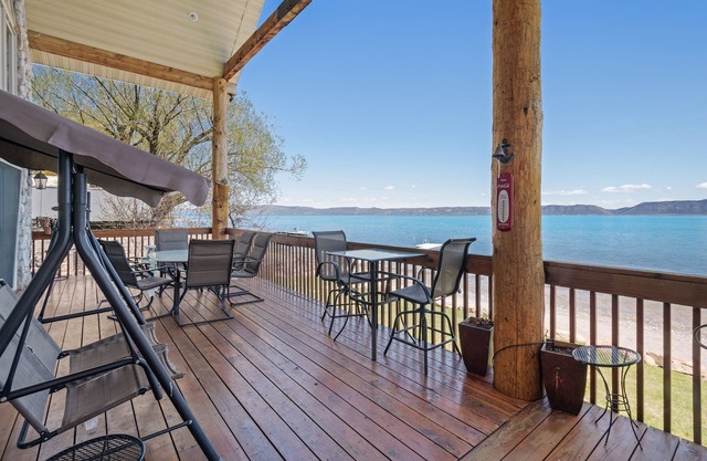 Waterfront cabin w/kayaks, gas fireplace, & more