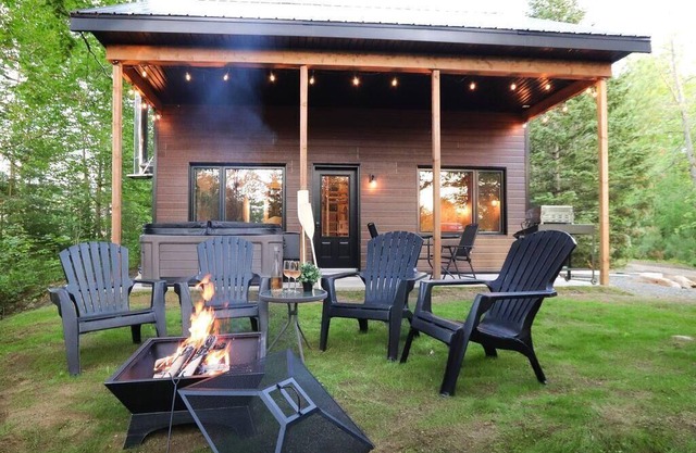 Waterfront Cabin with Spa | Le Huard