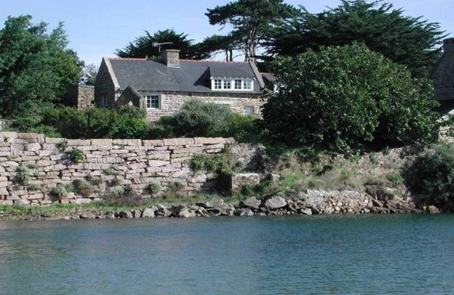 Waterfront charm and authenticity! Rated 3 stars.