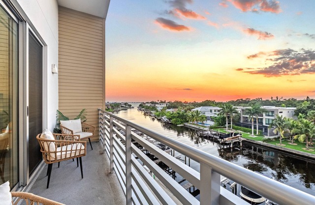 Waterfront Condo with Pool, Spa, and Fitness Center near Downtown Sarasota