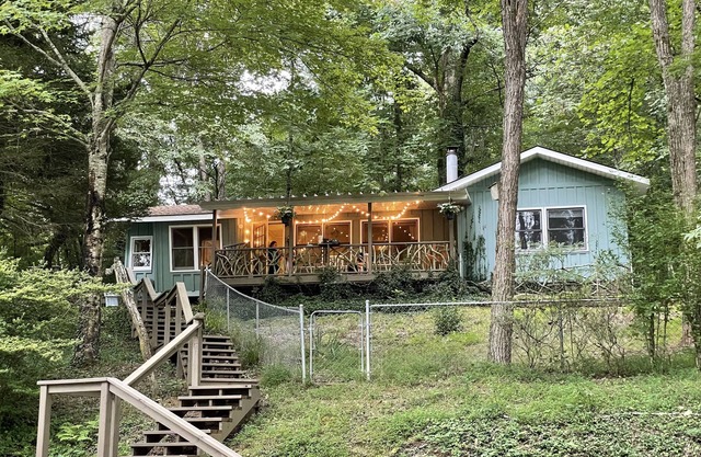 Waterfront Cottage on Pond -Fishing- Game Room 4 miles to downtown Franklin, NC