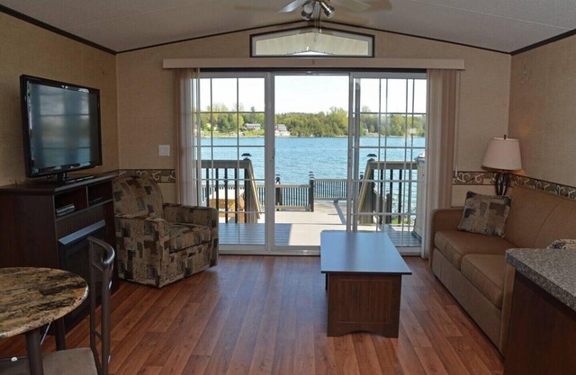 Waterfront East Lake Cottage Sandbanks Area