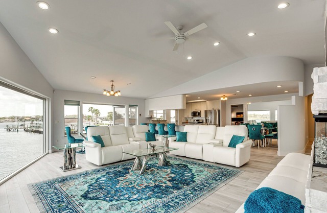 Waterfront Gem: Crystal River Family Home