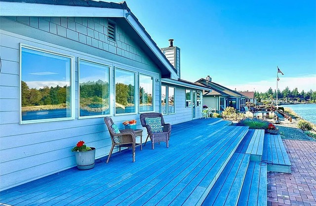 Waterfront Home in Historic La Conner. 30 Day Stay. Excellent Long-Term Rates.