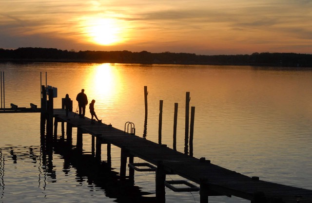 Waterfront Home On 3 Acres. Fish,crab, & kayak from the pier + great sunsets!