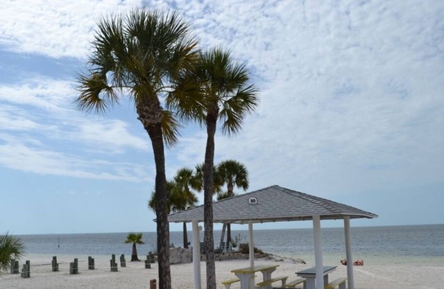Waterfront House: Free WiFi, Heated Community Pool, Fishing at Backyard dock!