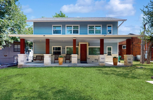 Waterfront house on Lake LBJ with full kitchen, patio, pool table & dog-friendly