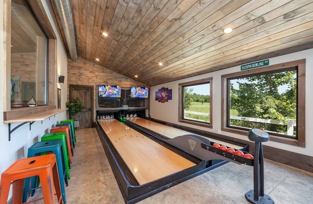 Waterfront Lodge - Bowling, Pool, Mtn Views