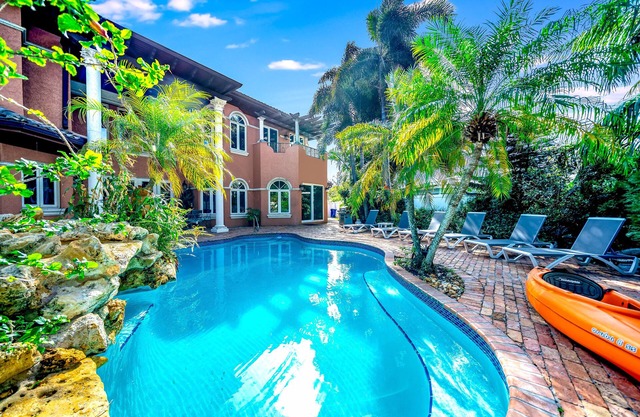 Waterfront Mansion! Heated Pool+Hot Tub! Kayak!