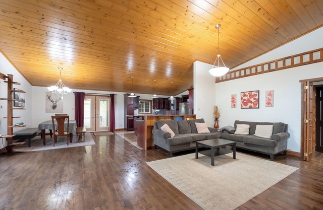 Waterfront Muskoka Cottage - a charming retreat only 1hr40mins from Toronto