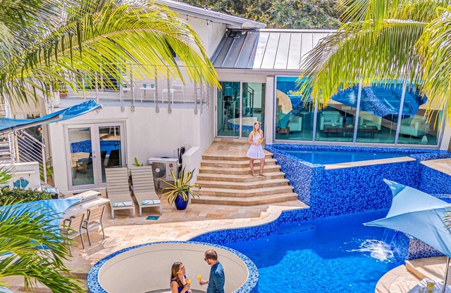 Waterfront Oasis/Cascading Pool & Views/Centrally located/Heated Pool/Cascade Key/Residences
