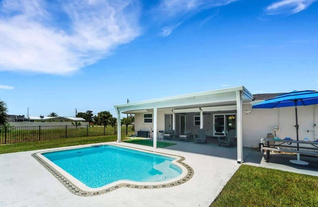 Waterfront Oasis w/Pool & Putt