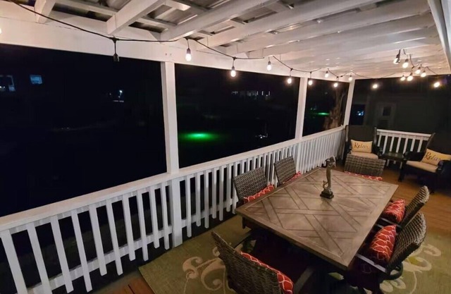 Waterfront Paradise-New Pool, Firepit, Boat Dock, 100yd from Littlebay