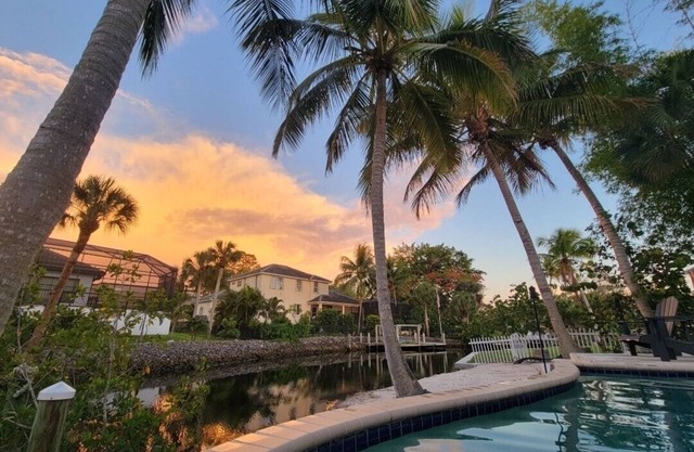 Waterfront Pet Friendly Guest Suite with Pool, Mini Beach