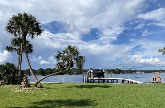 Waterfront, Private Dock, 10 min to beach, multi lg family home