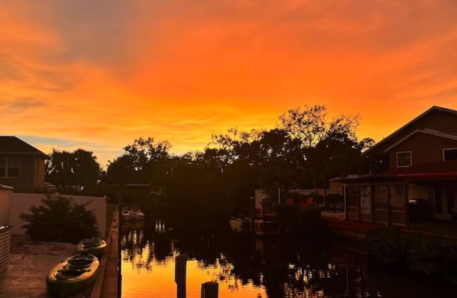 Waterfront retreat with kayaks, walk to the beach