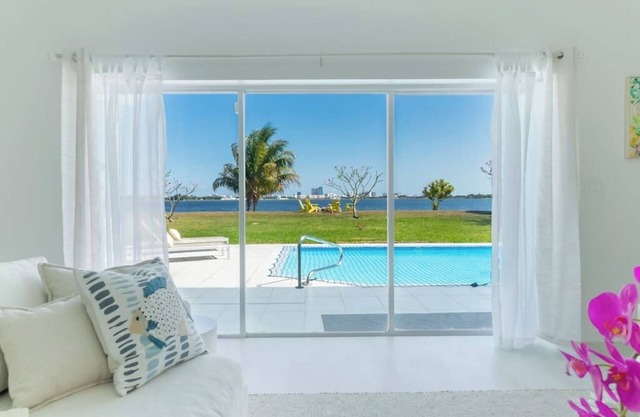 Waterfront Sanctuary, Heated Pool, Parking, Sauna