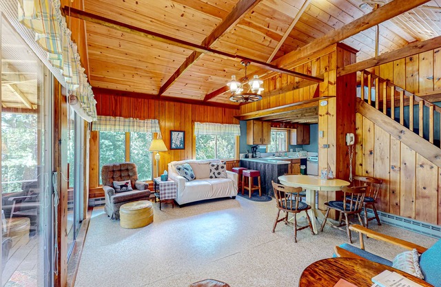 Waterfront secluded cottage with lake access, grill, outdoor shower, & streaming