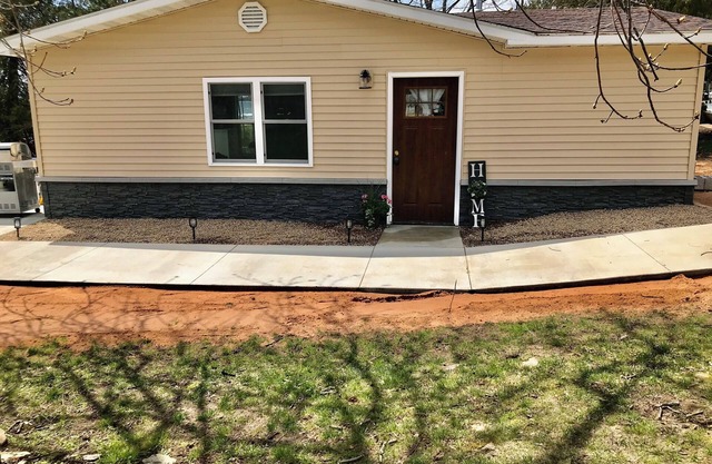 Waterfront studio in Escanaba with AC, WiFi n30+ day minimum rental only