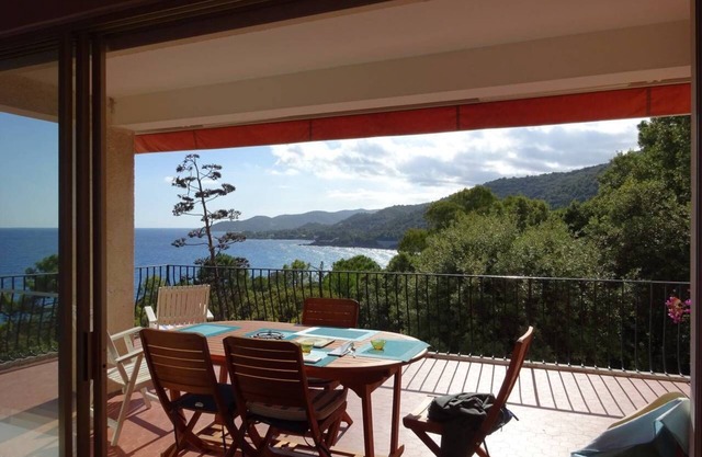 Waterfront villa - sea access 5 mins walk