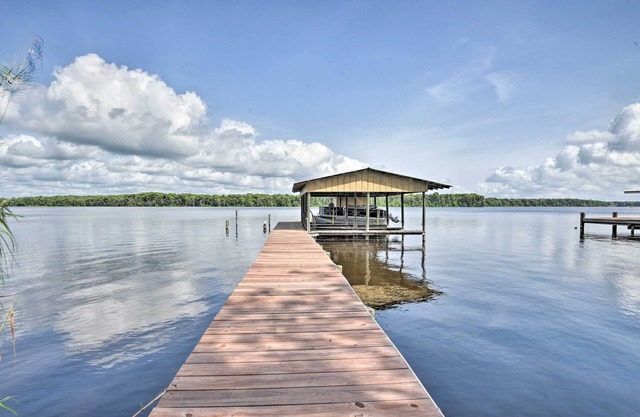 Waterfront Welaka Escape w/Private Docks!