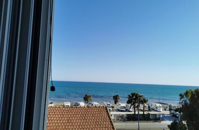 Waterfront with Terrace. 5 Bedrooms and 5 Bathrooms. Ideal for Families and Groups.