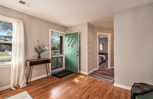 Waylyn Chic~Very Convenient Location, Pool Table!
