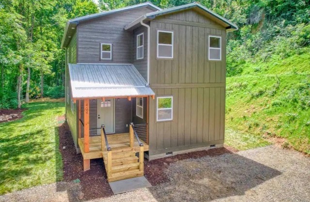 Waynesville Chalet!Downtown! Hot tub! Fenced in private backyard! Walk downtown