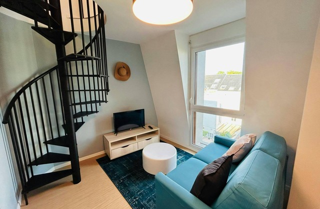 We Live In R - Duplex 502