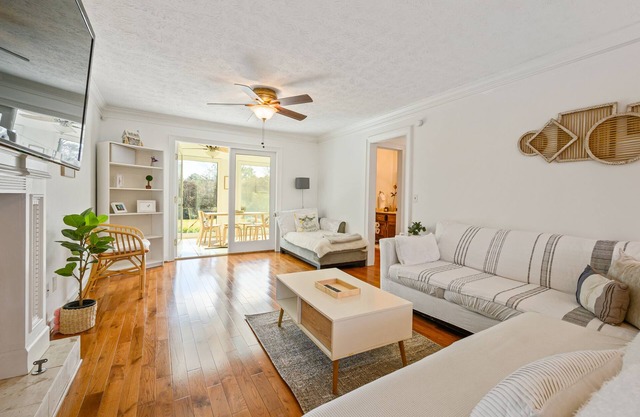 Weekday Specials! 2-Story Near KSU w/Cozy Deck