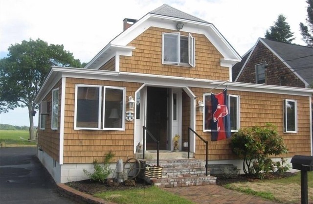 Weekly Discounts Charming Beach House at Pine Point straight walk to Beach!