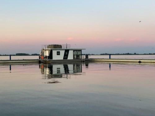 Welcome in - Houseboat Earrebarre aan het Sneekermeer met dakterras, prachtig uitzicht