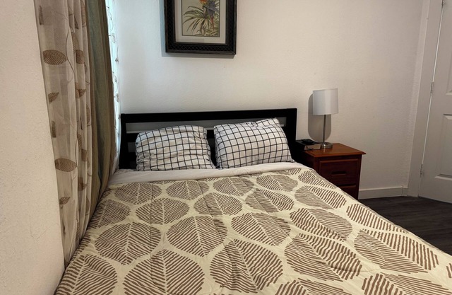 Welcome to a minimalist Sandy Room 3B in a 3bed house with AC in vibrant Houston