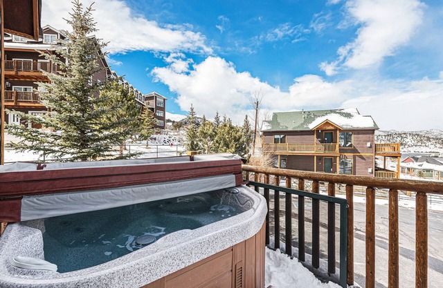 Welcome to Chief Cheley Peak at Mary's Lake w/HOT TUB!