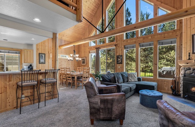 Welcome to Cinnamon Chalet – Your Cozy Escape in Eagle Crest Resort! Dog Friendl