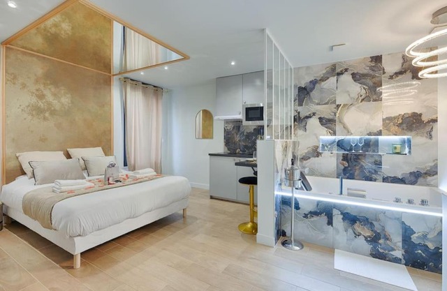 Welcome to Dubai/Jacuzzi