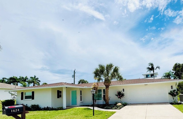 Welcome to “Idle Time” Tropical Paradise less than 1 mile from Siesta Key.
